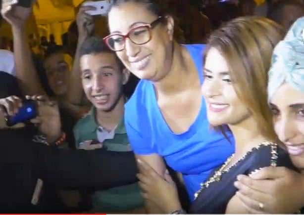 سلمى رشيد تنقذ مديرها الفني من معجبة في مهرجان "تميزار" في تيزنيت - الفيديو