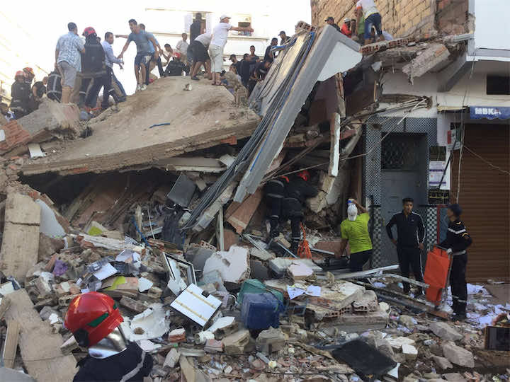 عاجل..انتشال طفل حي من تحت أنقاض عمارة سباتة- فيديو