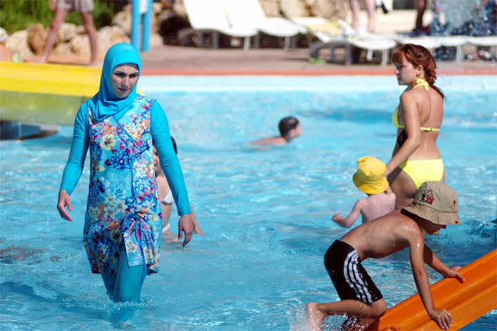 جدل بشأن يوم "بوركيني" للمسلمات في حديقة مائية في فرنسا