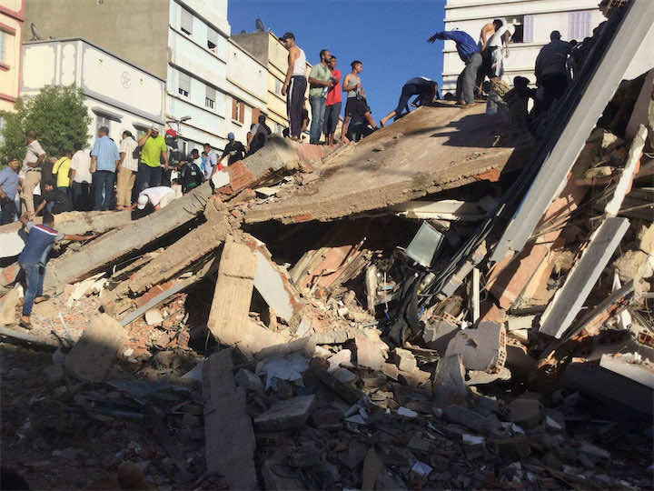 وفاة شخص وظهور أول الناجين في حادث انهيار عمارة اسباتة- أول فيديو وصور
