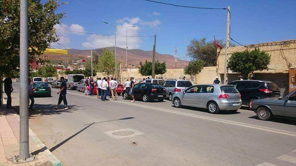 هشاشة البنيات التحتية تخرج ساكنة "تارجيست" في مسيرة احتجاجية بالسيارات