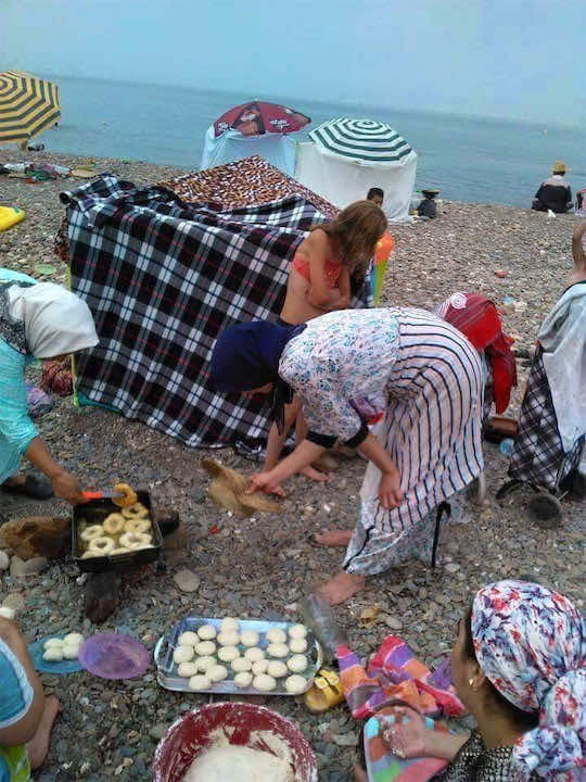 صورة تثير الجدل.."الطبخ" في الشواطئ..هل أنت مع أو ضد "الظاهرة"؟