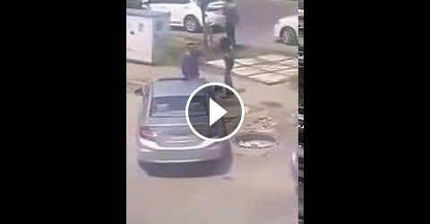 بالفيديو.. شابة تتجول بلا ملابس في الشارع... ما سرها؟!