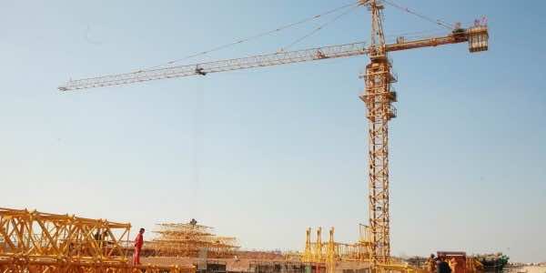 رافعة بناء ضخمة تفقد توازنها وتخلق حالة "هلع" بالبيضاء