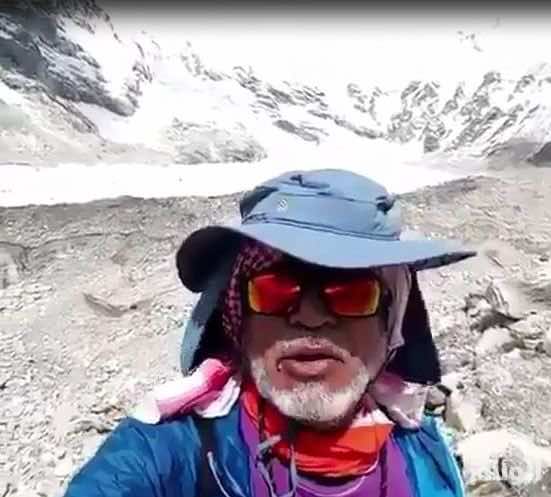 ستيني يعبر عن حبه لزوجته من أعلى قمة جبل في العالم- فيديو