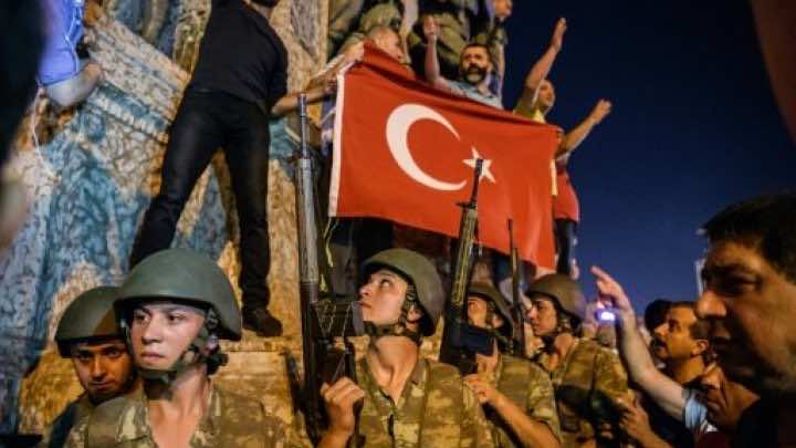 تركيا تعزل 2000 شرطيا وتفرج عن 38 ألف سجينا