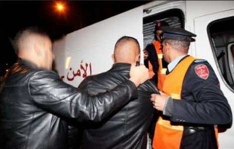 مواجهة عنيفة بين رجال أمن ومتهم تنتهي بسقوطه من سطح منزل
