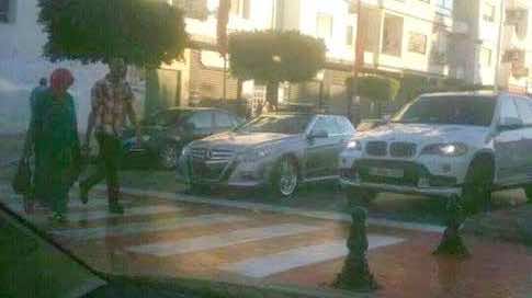 صورة تشعل الفايسبوك...الملك يحترم قانون السير