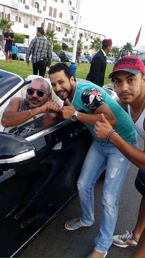 الملك يواصل عطلته بالشمال ويلتقط الصور مع المواطنين ب"لوك" صيفي-صورة