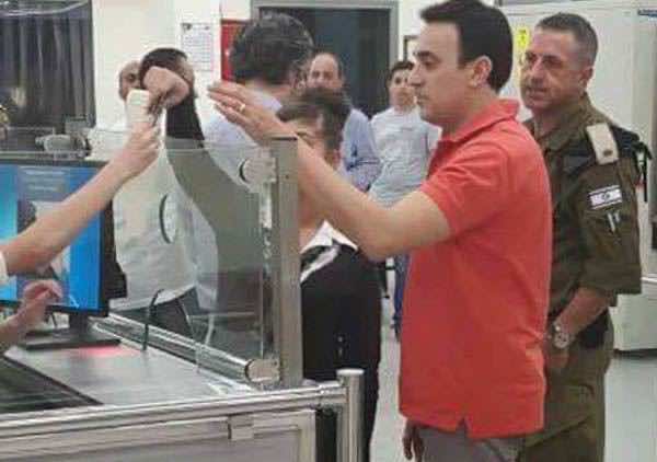 صابر الرباعي في صورة جديدة رفقة الضابط الاسرائيلي