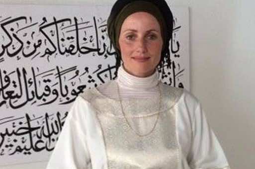 سابقة..امرأة تؤم المصلين في مسجد وتعلق: نسعى إلى مساواة حقيقية