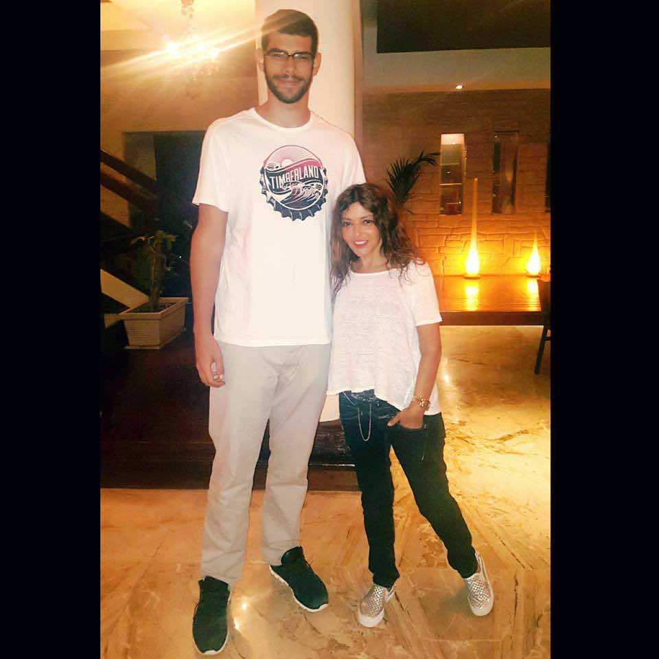 سميرة سعيد تلتقي أطول معجب بها