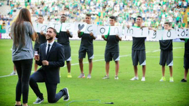 لاعب كولومبي يطلب يد صديقته أمام 20 ألف متفرج – صورة