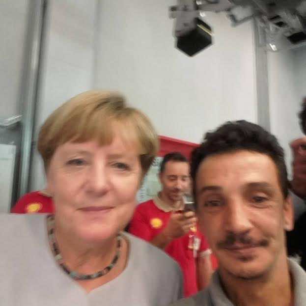 المغربي صاحب "السيلفي" مع "ميركل" يكشف تفاصيل لقائه بالمرأة القوية