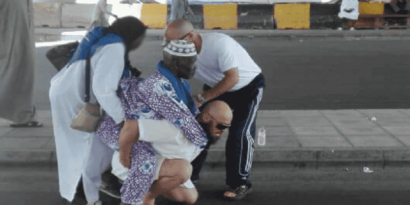 صورة اليوم..حاج أوروبي يحمل مسنا أفريقيا على ظهره في مكة المكرمة