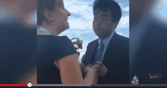مسؤول صيني يصرخ في وجه أمريكية لحظة وصول أوباما: "هذه بلادنا وهذا مطارنا" - فيديو