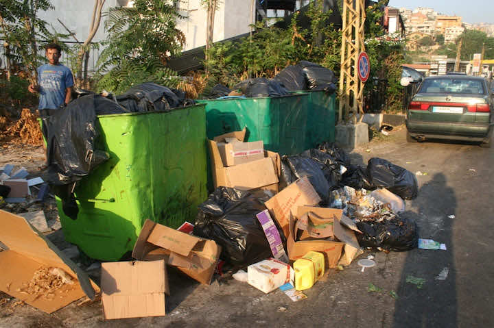 مأساة.. شاب يأكل من حاوية قمامة "يلهب" مواقع التواصل- فيديو