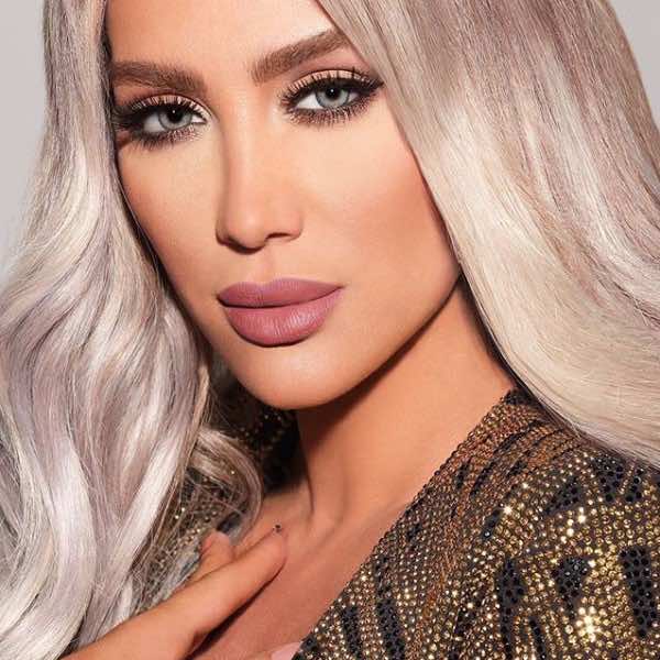 انتقادات لفنانة عربية بسبب غنائها في ملهى للمثليين