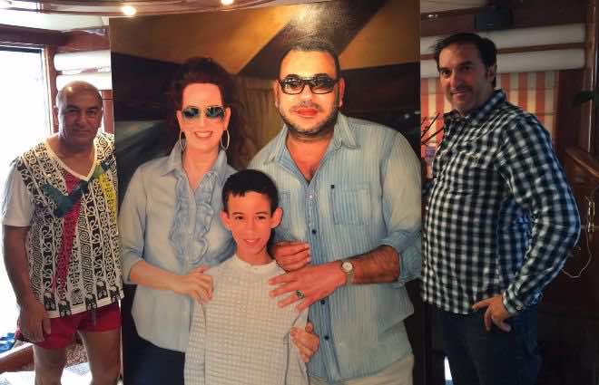 هكذا جعل الملك محمد السادس من شرطي عادي فنانا عالميا للملوك والأميرات