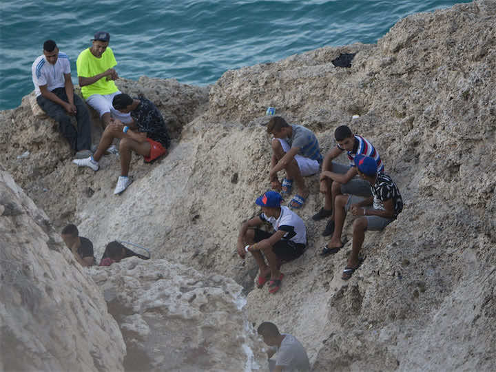 محمد وإلياس والآخرون.. قاصرون يتسكعون بمليلية في انتظار "الفردوس الإسباني"