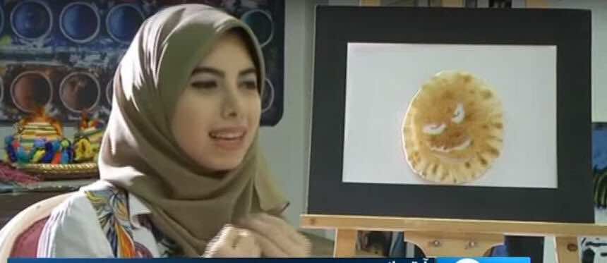 طالبة ترسم اللوحات ثم تأكلها!- فيديو