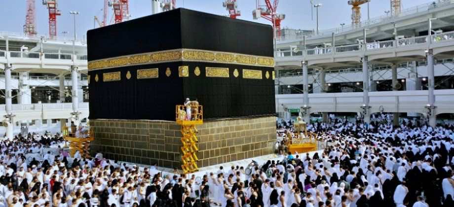 الكعبة المشرفة تتزين بكسوتها الجديدة - فيديو
