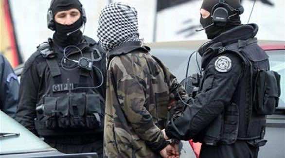 فالس: 15 ألف شخص في فرنسا تحت المراقبة