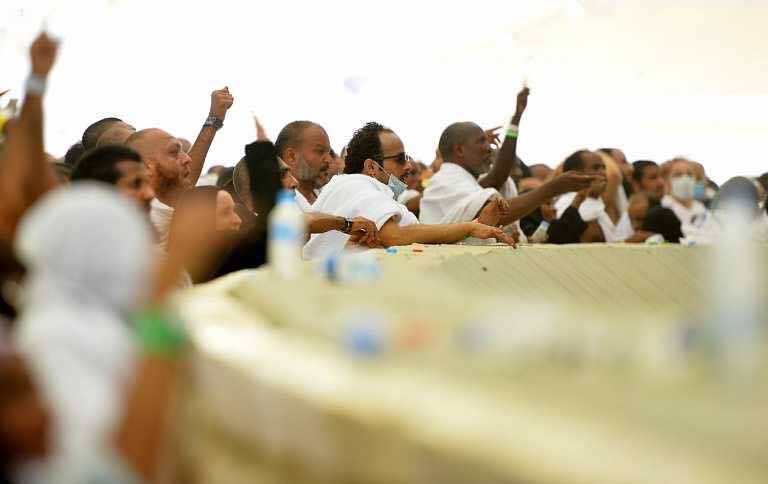 منى تستقبل حجاج بيت الله لرمي جمرة العقبة وسط إجراءات مشددة-صور