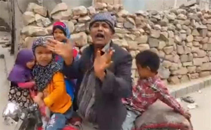 مواطن فقير يؤدي بحماسة أغنية بوشناق...خذوا المناصب لكن خلوا لي الوطن!- فيديو