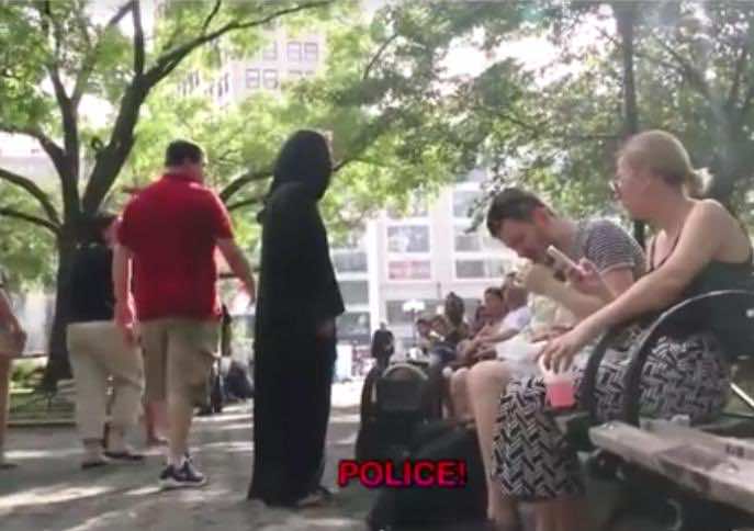 هكذا تعامل أمريكيون مع فتاة مسلمة طلبت ترك حقيبتها عندهم لدقائق!