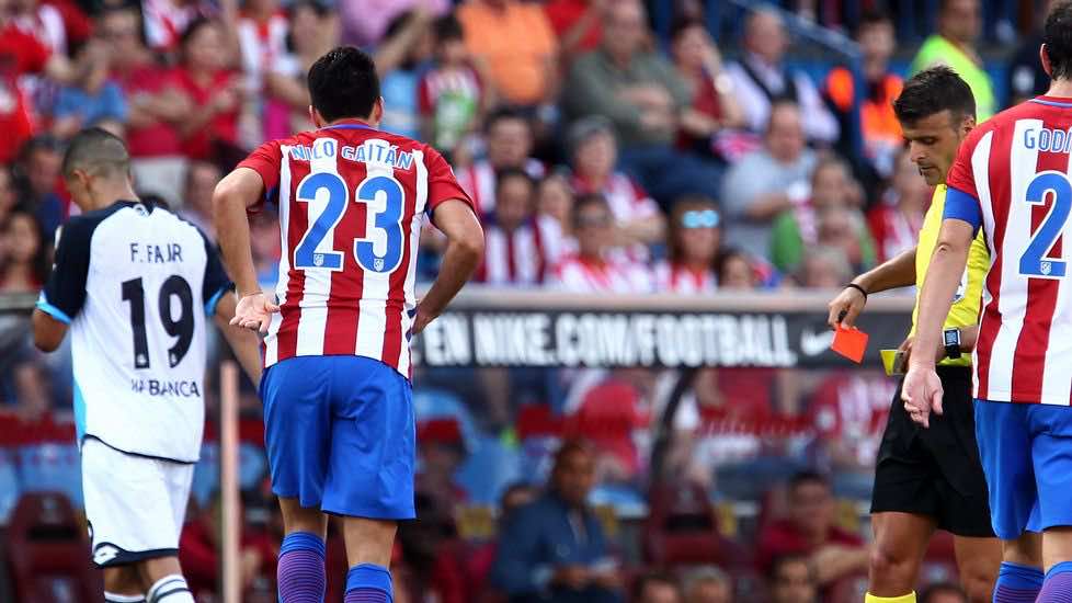 طرد لاعب المنتخب الوطني في مباراة أتليتيكو مدريد