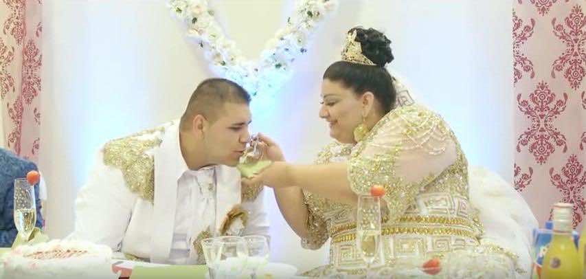 أوراق مالية وذهب يغرق عروسين في حفل زفاف أسطوري!-فيديو