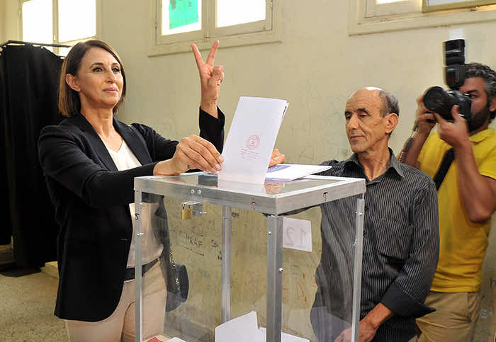 منيب تُوقع بقلمها الخاص وتقول: ستيلو ديالكم كيطير دغيا