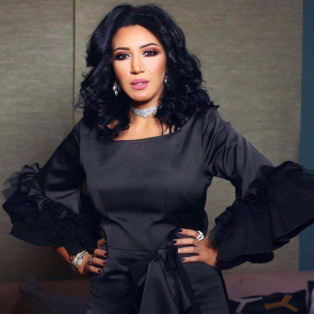لمنور تتألق بفستان أسود في الكويت - صور