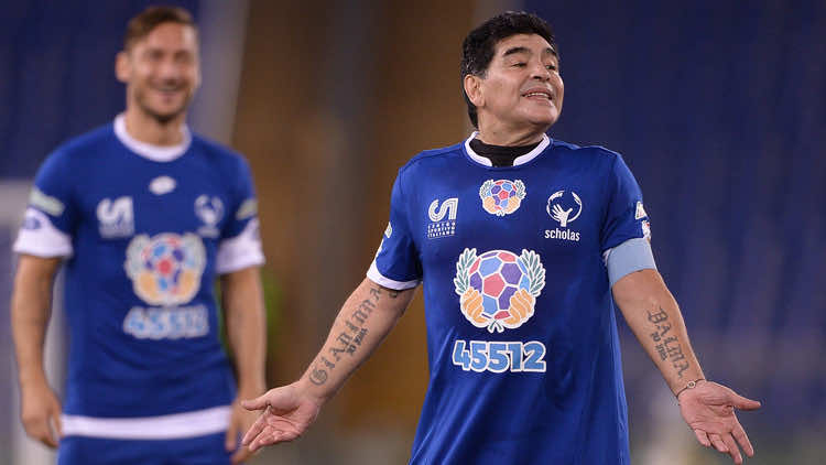 مارادونا ورونالدينيو وتوتي يلعبون من أجل السلام