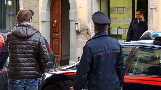 الشرطة الإيطالية تعتقل مغاربة احتجزوا صديقا لهم وربطوه عاريا بشجرة