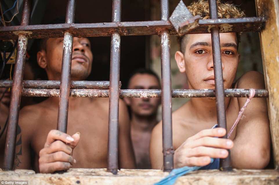 السجن أصبح متاحا حتى دون ارتكاب جريمة لكن بمقابل مادي!