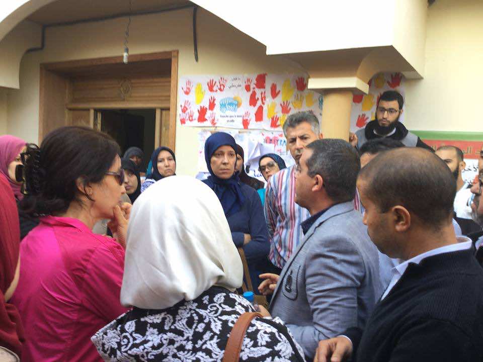 إغماءات واحتجاجات بعد إغلاق مدرسة في طنجة وإجبار التلاميذ على المغادرة- صور