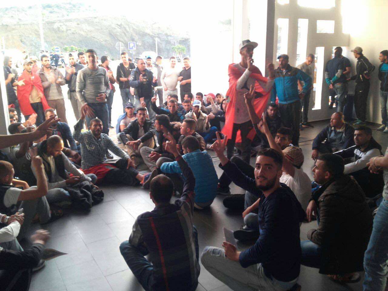 بعد شهور من الهدوء..الاحتجاجات تعود بقلب ميناء طنجة المتوسط