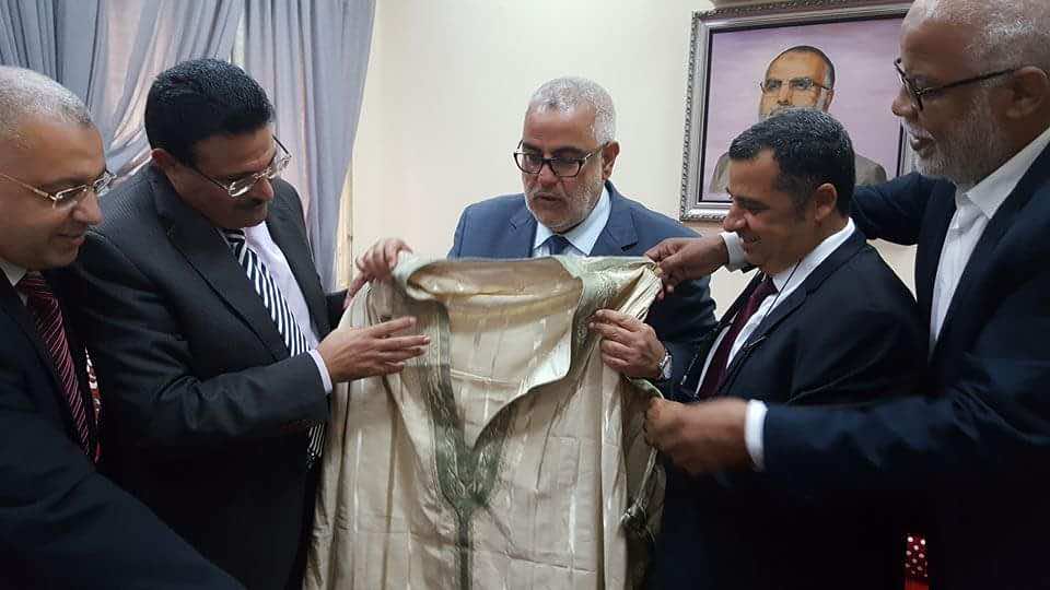 "قندورة" وهدايا أخرى من النهضة التونسي لابن كيران بمناسبة الفوز في الانتخابات-صور