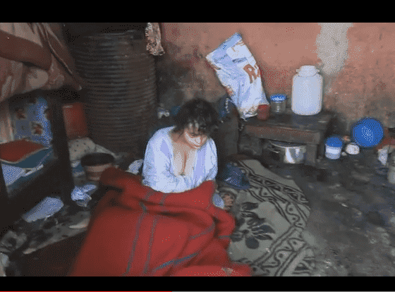 مأساة.. طفلة من ذوي الاحتياجات تعيش في "زريبة" وسط الأوساخ - فيديو