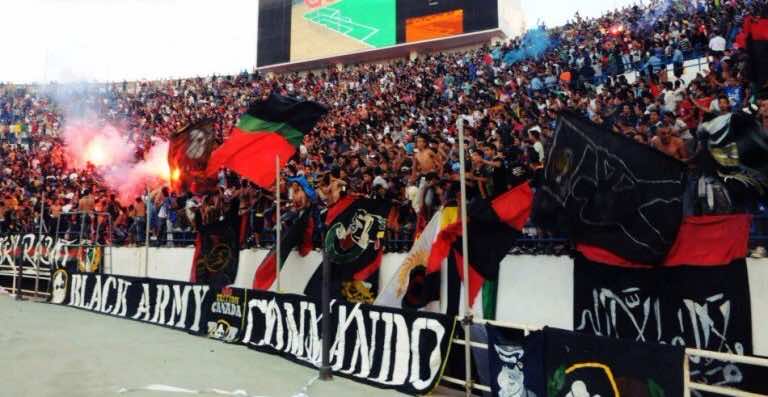 جماهير الجيش الملكي والوداد تتوشح مرة أخرى بالأسود