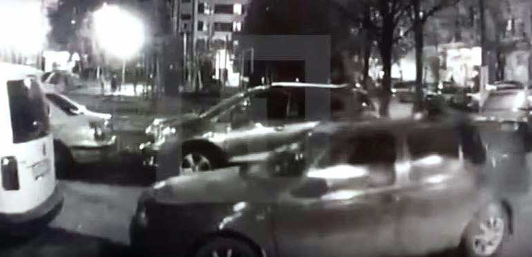 فتاة تسقط من عمارة شاهقة وتنجو من الموت بأعجوبة - فيديو