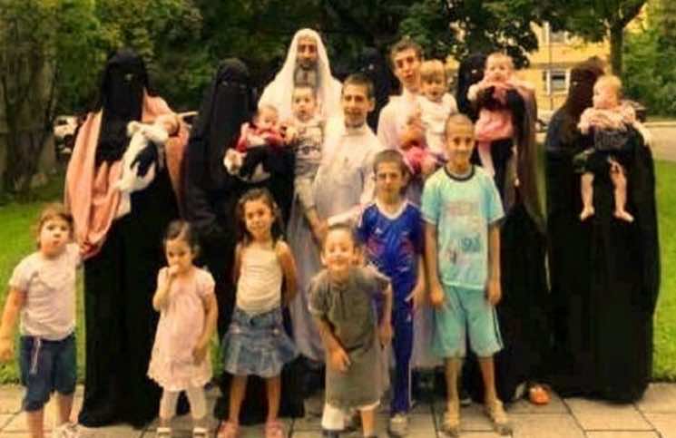 لاجئ سوري في المانيا له اربع زوجات و22 ابنا يكلف الدولة 30 الف اورو شهريا