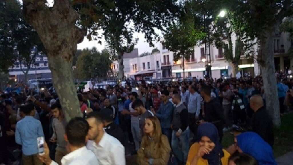 الفاسيون ينظمون مسيرة "الحرية والكرامة" تضامنا مع "شهيد الحسيمة"
