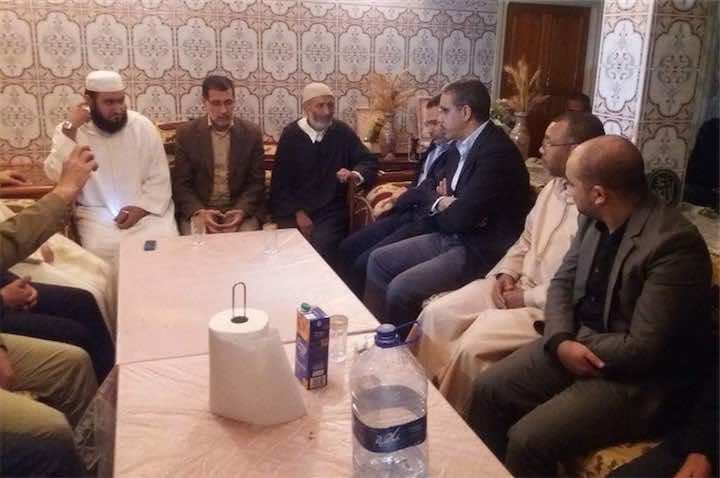 العثماني يقود وفدا من البيجيدي في زيارة عزاء لأسرة بائع السمك- صور