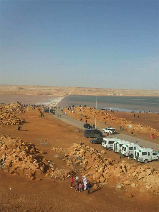 السيول تحاصر مدنا بالصحراء وتقطع خدمات الكهرباء والأنترنت عنها - صور