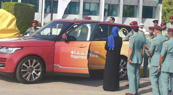 أبو ظبي تطلق "دورية السعادة" لتحفيز السائقين على الالتزام بقواعد السير - صور