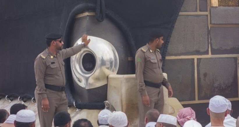 السعودية تخصص للنساء ساعات خاصة لتقبيل "الحجر الأسود"