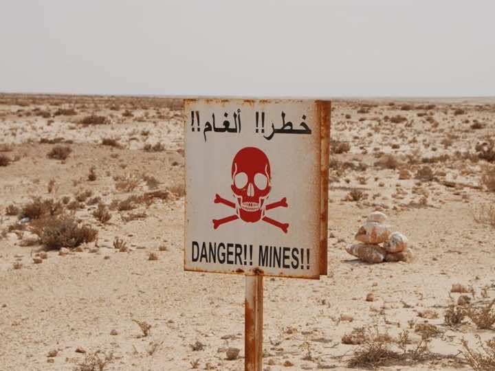 الجيش يفجر ألغاما أرضية جرفتها فيضانات الصحراء